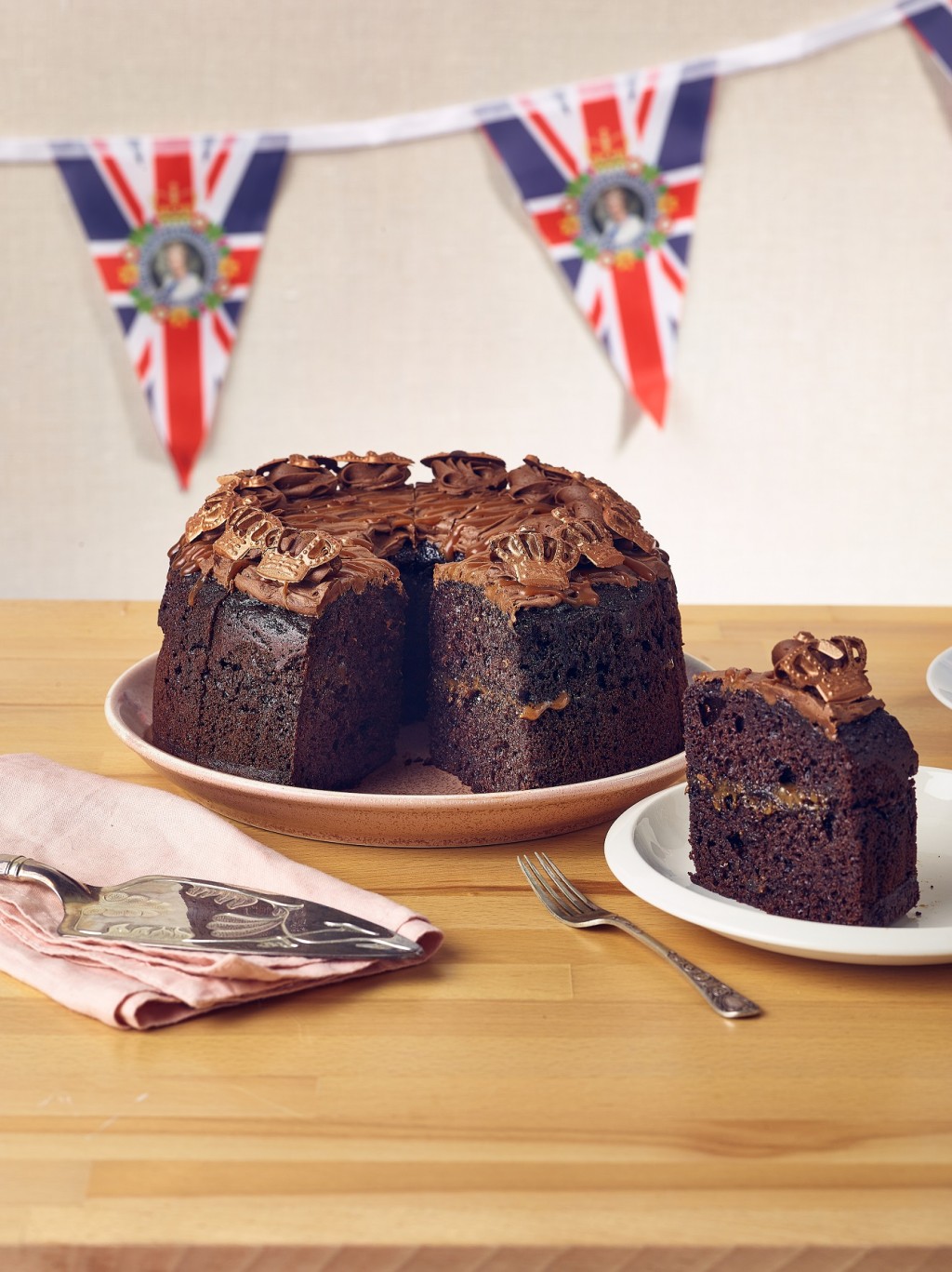 LOVE HANDMADE CAKE Chocolate Caramel Crown Cake