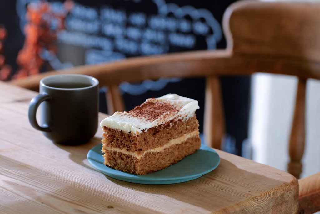 THE HANDMADE CAKE COMPANY Cappuccino Traycake