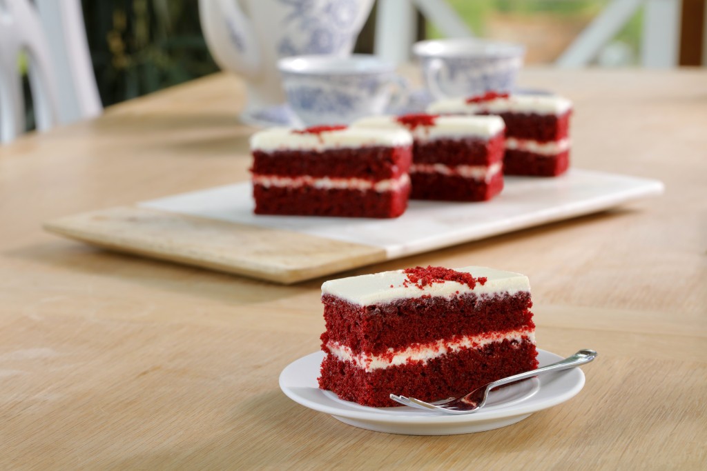 THE HANDMADE CAKE COMPANY Red Velvet Traycake