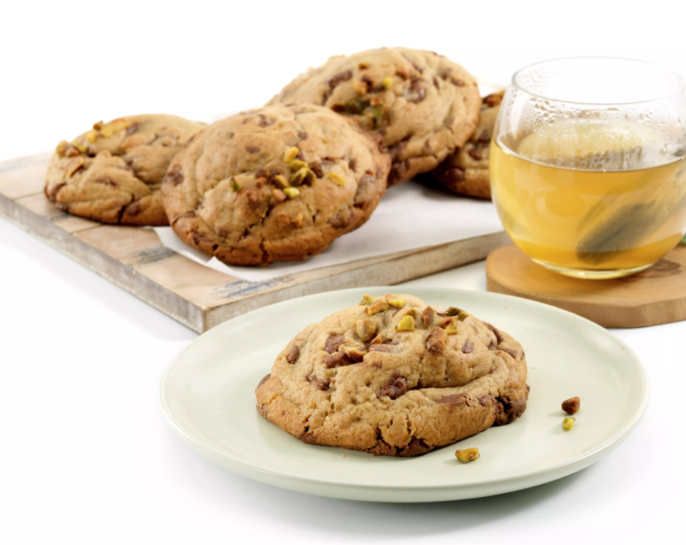 LA BOULANGERIE Premium Bakery Milk Chocolate & Pistachio Blondie Stuffed Cookies