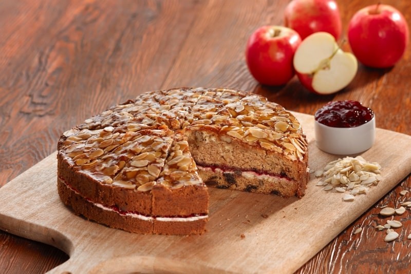 HANDMADE CAKE COMPANY Farmhouse Harvest Apple Cake