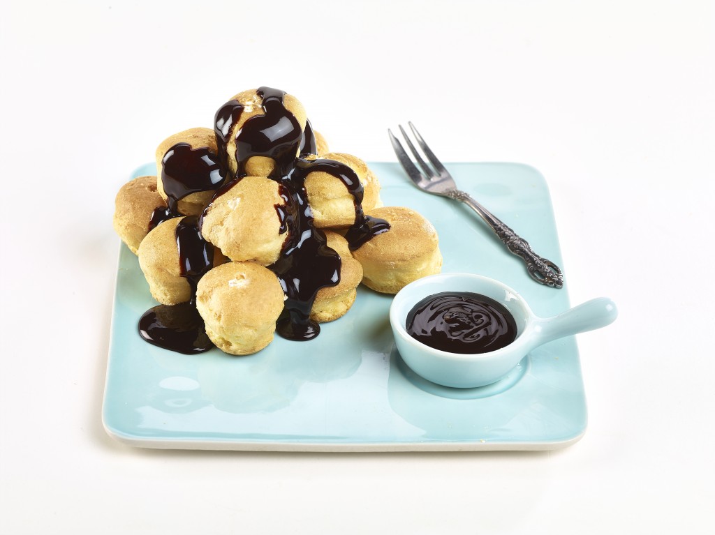 Fresh Cream Profiteroles with Chocolate Sauce (6 sachets)