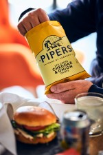 PIPERS Lye Cross Cheddar & Onion Crisps